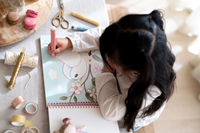 Libro mágico jardín de rosa con lápices