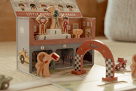 Caja de juego con pista de carreras